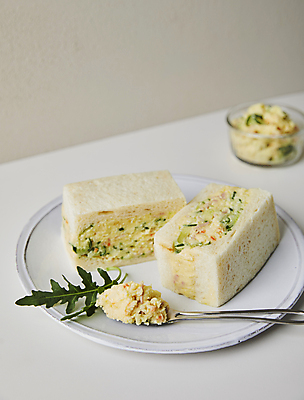 포토 JPG 단면 디저트 실내 사람없음 아웃포커스 숟가락 흰배경 감자샐러드샌드위치 계란샌드위치 국내포토 음식 백그라운드 촬영기법 수저 샌드위치 내부 흰색 파일형식