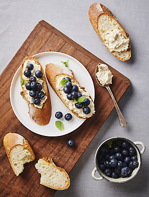 포토 JPG 회색배경 디저트 실내 사람없음 하이앵글 바게트 블루베리 나무도마 브루스케타 크림치즈 국내포토 음식 빵 뷰포인트 백그라운드 과일 치즈 도마 내부 목재 회색 파일형식