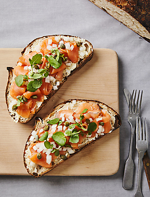 포토 JPG 포크 회색배경 디저트 실내 사람없음 하이앵글 연어 나무도마 브루스케타 훈제연어 사워도우 국내포토 식기 음식 빵 뷰포인트 백그라운드 도마 어류 내부 목재 회색 훈제 파일형식