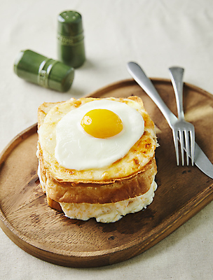 포토 JPG 포크 회색배경 디저트 실내 사람없음 나이프 계란프라이 나무쟁반 크로크무슈 국내포토 식기 음식 백그라운드 쟁반 내부 목재 회색 칼 계란요리 파일형식