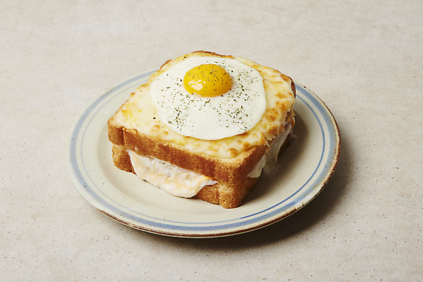 포토 JPG 회색배경 디저트 실내 사람없음 계란프라이 모짜렐라치즈 크로크무슈 국내포토 음식 백그라운드 치즈 내부 회색 계란요리 파일형식