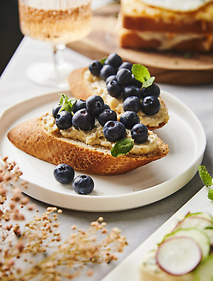 포토 JPG 접시 디저트 실내 사람없음 아웃포커스 바게트 소프트포커스 블루베리 브루스케타 크림치즈 국내포토 식기 음식 빵 과일 치즈 촬영기법 내부 파일형식