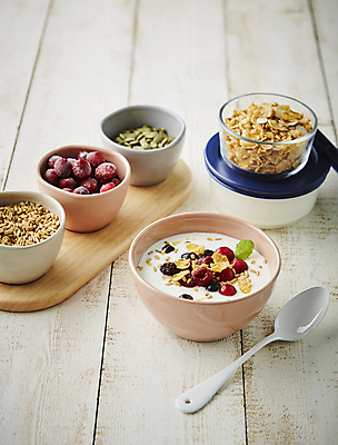 포토 JPG 디저트 실내 사람없음 숟가락 시리얼 요거트 오트밀 호박씨 나무배경 국내포토 음식 백그라운드 유제품 수저 씨앗 내부 파일형식 귀리