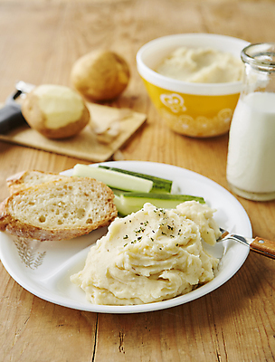 포토 JPG 디저트 실내 사람없음 아웃포커스 바게트 감자샐러드 매시드포테이토 으깬감자 나무배경 국내포토 음식 빵 백그라운드 감자 촬영기법 내부 샐러드 파일형식