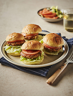 포토 JPG 접시 포크 실내 사람없음 아웃포커스 햄버거 식탁보 모닝빵 갈색배경 국내포토 식기 빵 백그라운드 패스트푸드 촬영기법 내부 갈색 파일형식