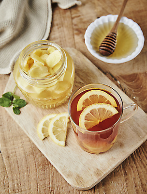 포토 JPG 디저트 실내 사람없음 차 레몬 꿀 생강 나무도마 생강차 생강청 나무배경 국내포토 음료 음식 백그라운드 채소 과일 도마 내부 목재 차_음료 파일형식
