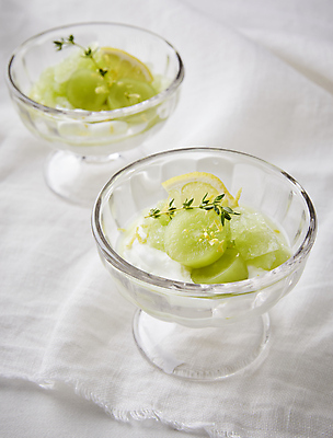 포토 JPG 디저트 실내 사람없음 천 흰배경 청포도 유리그릇 요거트 백리향 국내포토 그릇 음식 백그라운드 유리 포도 유제품 내부 흰색 직물 파일형식