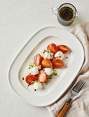 포토 JPG 포크 방울토마토 치즈 실내 사람없음 샐러드 흰배경 발사믹소스 카프레제 국내포토 식기 음식 백그라운드 토마토 유제품 내부 흰색 소스_음식 파일형식