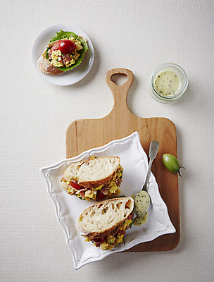 포토 JPG 디저트 실내 사람없음 하이앵글 숟가락 바게트 흰배경 나무도마 바게트샌드위치 국내포토 음식 빵 뷰포인트 백그라운드 도마 수저 샌드위치 내부 목재 흰색 파일형식