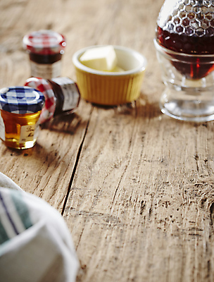 포토 JPG 식재료 디저트 실내 사람없음 아웃포커스 소프트포커스 버터 꿀 딸기잼 나무배경 국내포토 음식 백그라운드 촬영기법 내부 잼 파일형식