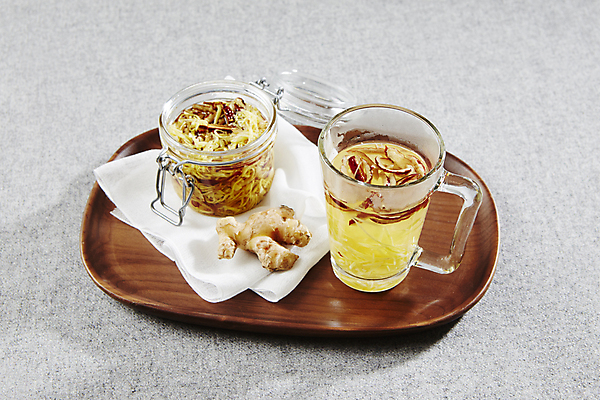 포토 JPG 회색배경 디저트 실내 사람없음 차 생강 나무쟁반 생강차 생강청 국내포토 음료 음식 백그라운드 채소 쟁반 내부 목재 차_음료 회색 파일형식