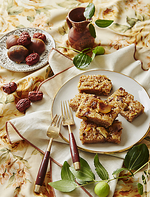 포토 JPG 한식 포크 디저트 실내 사람없음 밤 천 대추 약밥 국내포토 식기 음식 밥 내부 견과류 직물 파일형식