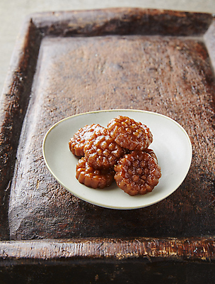 포토 JPG 한식 디저트 실내 사람없음 약과 나무쟁반 국내포토 음식 쟁반 내부 목재 전통음식 파일형식