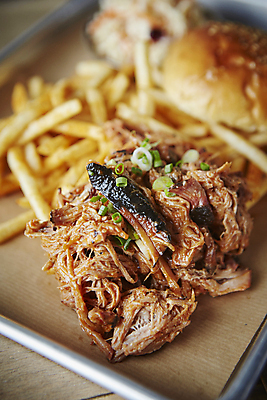 포토 JPG 실내 돼지고기 사람없음 아웃포커스 감자튀김 풀드포크 국내포토 음식 감자 촬영기법 육류 내부 튀김 파일형식