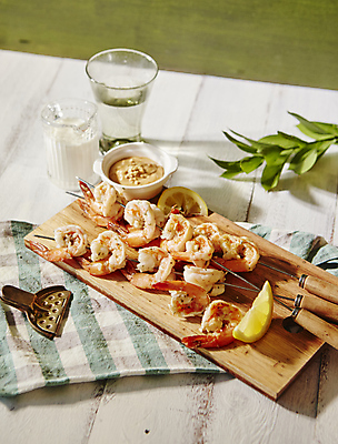 포토 JPG 새우 실내 사람없음 식탁보 꼬치 꼬치구이 꼬치새우 꼬치요리 나무도마 나무배경 국내포토 백그라운드 도마 갑각류 요리 내부 목재 구이 파일형식