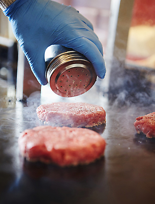 포토 JPG 손 실내 육류 들기 아웃포커스 신체부위 연기 굽기 뿌리기 패티 허브솔트 국내포토 식재료 모션 촬영기법 사람 내부 구이 소금 파일형식