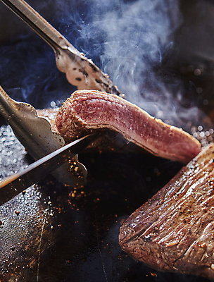 포토 JPG 단면 실내 집게 스테이크 사람없음 소고기 연기 굽기 국내포토 서양음식 육류 내부 구이 파일형식