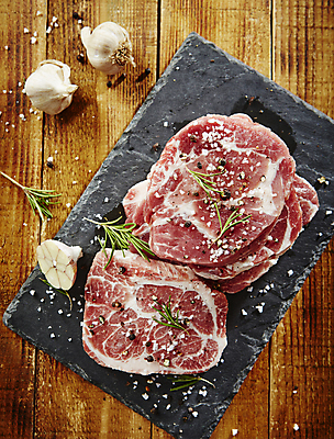 포토 JPG 실내 생고기 육류 돼지고기 사람없음 하이앵글 돌판 목심 나무배경 국내포토 뷰포인트 백그라운드 식재료 내부 돌_바위 파일형식