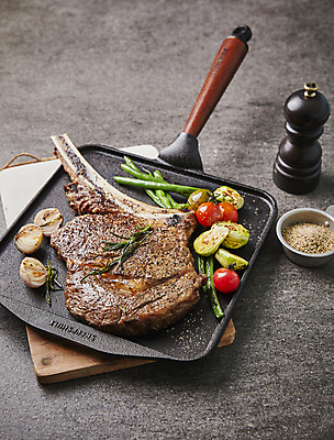 포토 JPG 회색배경 실내 스테이크 비프스테이크 사람없음 프라이팬 토마호크 국내포토 백그라운드 주방용품 서양음식 육류 내부 회색 소고기 파일형식