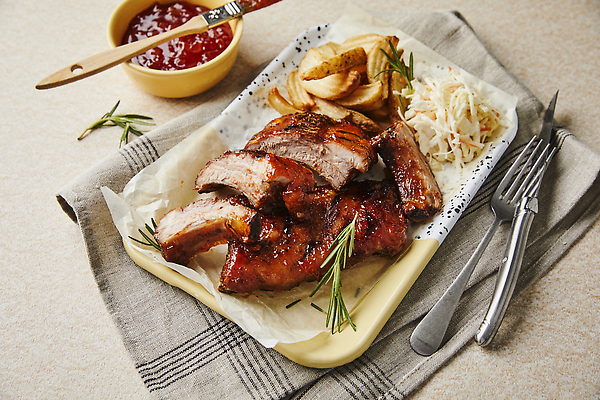 포토 JPG 회색배경 쟁반 실내 돼지고기 사람없음 바비큐 등갈비 웨지감자 코우슬로 폭립 국내포토 음식 백그라운드 감자 육류 내부 샐러드 회색 감자요리 파일형식