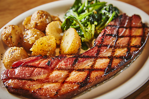 포토 JPG 접시 실내 스테이크 근접촬영 사람없음 베이컨 갈색배경 알감자 국내포토 식기 뷰포인트 백그라운드 서양음식 돼지고기 내부 갈색 감자요리 파일형식