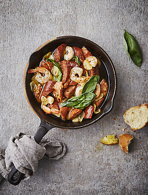 포토 JPG 회색배경 실내 사람없음 하이앵글 프라이팬 바게트 스페인음식 감바스 국내포토 빵 뷰포인트 백그라운드 주방용품 서양음식 내부 회색 파일형식