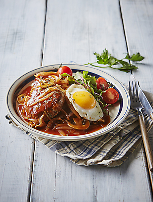 포토 JPG 포크 실내 스테이크 사람없음 식탁보 계란프라이 미트볼 함박스테이크 나무배경 국내포토 식기 음식 백그라운드 서양음식 내부 계란요리 파일형식