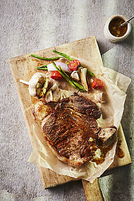 포토 JPG 회색배경 실내 스테이크 사람없음 하이앵글 소고기 나무도마 티본스테이크 국내포토 뷰포인트 백그라운드 도마 서양음식 육류 내부 목재 회색 파일형식