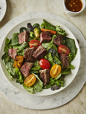 포토 JPG 방울토마토 실내 스테이크 사람없음 하이앵글 샐러드 소고기 베이지색배경 국내포토 음식 뷰포인트 백그라운드 토마토 서양음식 육류 내부 베이지색 파일형식