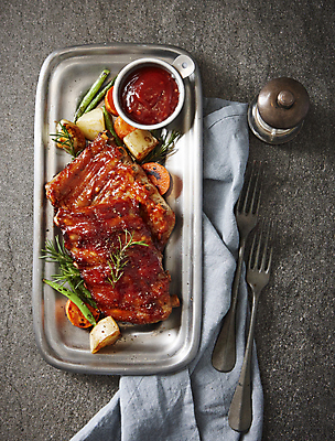 포토 JPG 포크 회색배경 실내 돼지고기 사람없음 하이앵글 식탁보 바비큐 등갈비 폭립 국내포토 식기 음식 뷰포인트 백그라운드 육류 내부 회색 파일형식