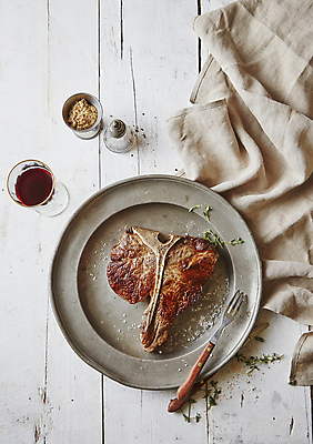 포토 JPG 포크 실내 스테이크 비프스테이크 사람없음 하이앵글 와인 소고기 식탁보 티본스테이크 나무배경 씨겨자 국내포토 식기 뷰포인트 백그라운드 주류 서양음식 육류 내부 소스_음식 파일형식