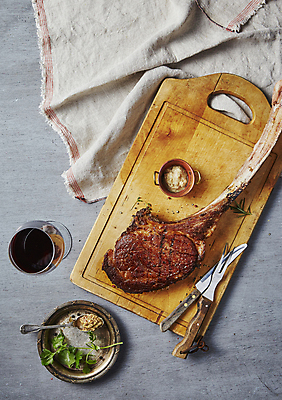포토 JPG 와인잔 회색배경 실내 스테이크 사람없음 하이앵글 와인 소고기 천 나무도마 토마호크 국내포토 뷰포인트 백그라운드 술잔 도마 주류 서양음식 육류 내부 목재 회색 직물 파일형식