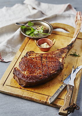 포토 JPG 회색배경 실내 스테이크 사람없음 소고기 천 나무도마 토마호크 국내포토 백그라운드 도마 서양음식 육류 내부 목재 회색 직물 파일형식