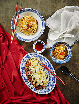 포토 JPG 젓가락 실내 사람없음 하이앵글 중식 숟가락 천 볶음밥 볶음면 나무배경 짜사이 국내포토 음식 뷰포인트 백그라운드 수저 내부 직물 파일형식