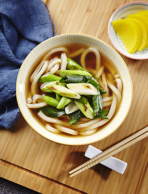 포토 JPG 젓가락 실내 사람없음 하이앵글 우동 대파 일본음식 나무배경 국내포토 음식 뷰포인트 백그라운드 수저 내부 면류 파 파일형식