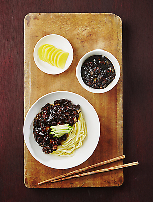 포토 JPG 실내 사람없음 하이앵글 중식 짜장면 단무지 나무젓가락 나무도마 나무배경 국내포토 음식 뷰포인트 백그라운드 젓가락 도마 내부 목재 파일형식