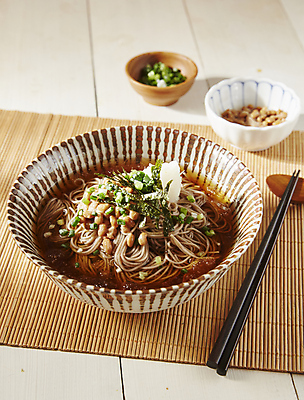포토 JPG 젓가락 실내 사람없음 냉모밀 메밀국수 대나무발 낫토 일본음식 나무배경 국내포토 음식 백그라운드 수저 내부 면류 파일형식