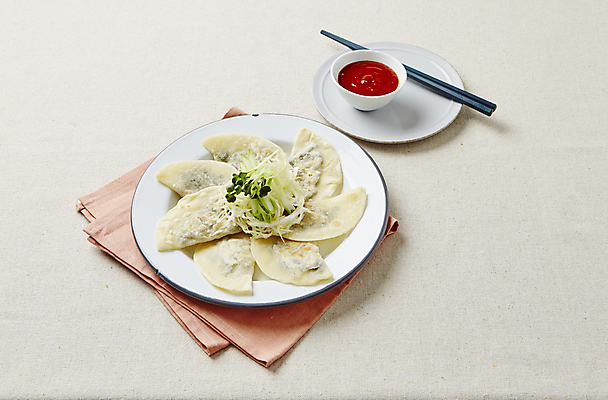 포토 JPG 젓가락 실내 사람없음 소스 흰배경 만두 납작만두 국내포토 음식 백그라운드 수저 내부 흰색 양념 파일형식