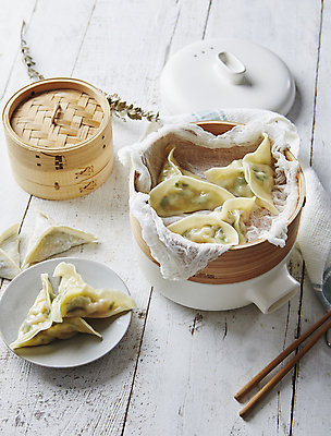 포토 JPG 실내 사람없음 만두 찜기 고기만두 대나무찜기 나무배경 편수 국내포토 음식 백그라운드 주방용품 내부 파일형식