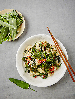 포토 JPG 그릇 젓가락 회색배경 실내 사람없음 하이앵글 태국음식 모닝글로리볶음 국내포토 식기 뷰포인트 백그라운드 수저 내부 회색 동양음식 파일형식