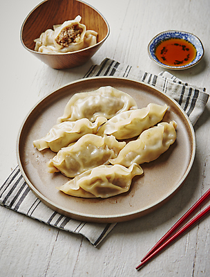 포토 JPG 접시 젓가락 실내 사람없음 식탁보 만두 고기만두 나무배경 국내포토 식기 음식 백그라운드 수저 내부 파일형식