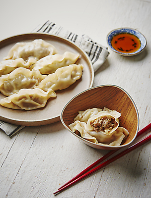 포토 JPG 젓가락 단면 실내 사람없음 만두 고기만두 나무배경 국내포토 음식 백그라운드 수저 내부 파일형식