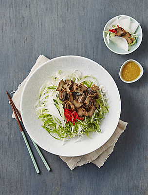 포토 JPG 젓가락 실내 사람없음 하이앵글 소스 골뱅이 파무침 파채 나무배경 국내포토 음식 뷰포인트 백그라운드 어패류 수저 내부 양념 무침 파일형식