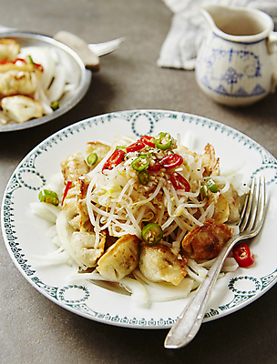 포토 JPG 포크 회색배경 실내 사람없음 아웃포커스 만두 유린기 튀김만두 국내포토 식기 음식 백그라운드 촬영기법 내부 회색 튀김 파일형식