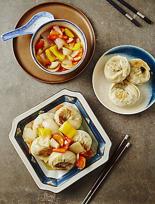 포토 JPG 실내 사람없음 하이앵글 중식 만두 고기만두 튀김만두 갈색배경 탕수육소스 국내포토 음식 뷰포인트 백그라운드 내부 갈색 튀김 소스_음식 파일형식