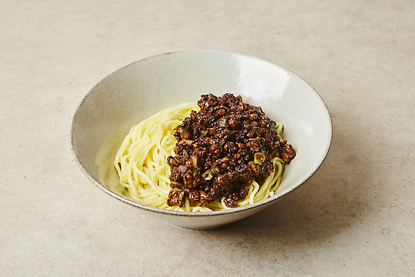 포토 JPG 실내 사람없음 중식 면류 짜장면 베이지색배경 유니짜장면 국내포토 음식 백그라운드 내부 베이지색 파일형식