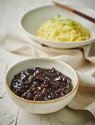 포토 JPG 회색배경 실내 사람없음 아웃포커스 중식 짜장면 천 간짜장 짜장소스 국내포토 음식 백그라운드 촬영기법 내부 회색 직물 소스_음식 파일형식