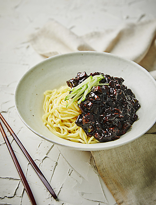 포토 JPG 회색배경 실내 사람없음 아웃포커스 중식 면류 짜장면 나무젓가락 국내포토 음식 백그라운드 젓가락 촬영기법 내부 회색 파일형식