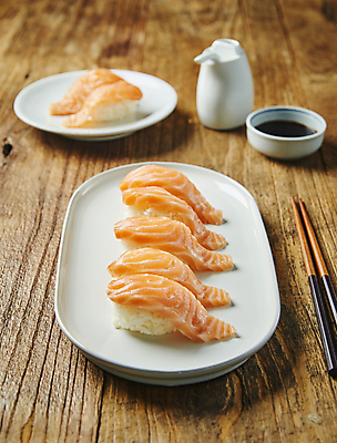 포토 JPG 실내 사람없음 아웃포커스 초밥 나무젓가락 연어초밥 일본음식 나무배경 국내포토 음식 백그라운드 젓가락 촬영기법 내부 연어 파일형식