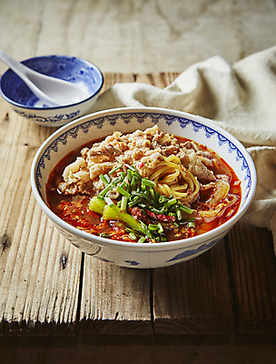 포토 JPG 실내 사람없음 중식 짬뽕 나무탁자 차돌박이 국내포토 음식 탁자 육류 내부 파일형식